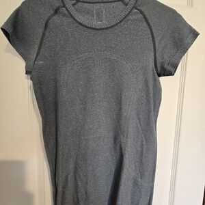 lululemon athletica Heathered Gray Short Sleeve Tee